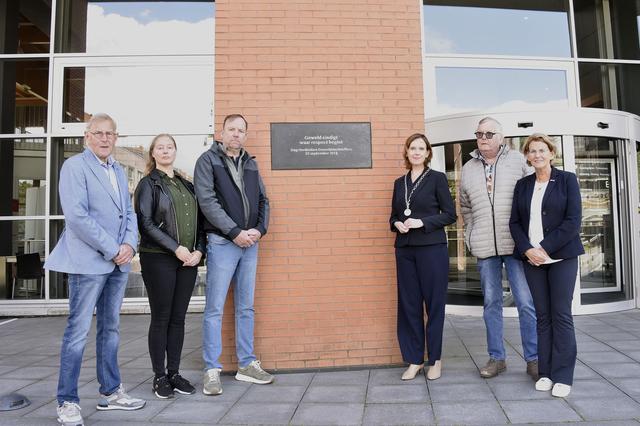Gedenksteen voor geweldslachtoffers onthuld bij gemeentehuis in Wolvega