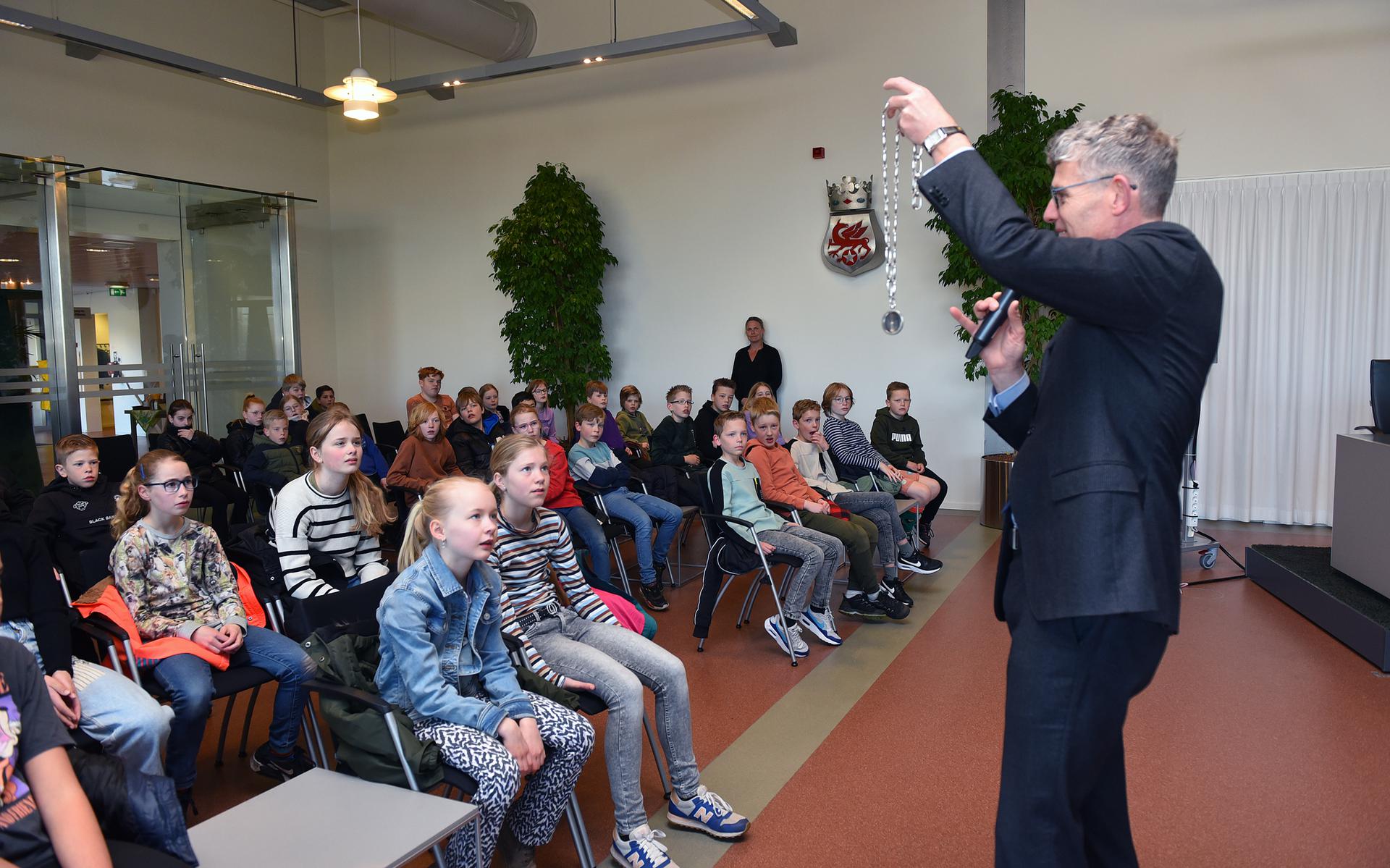 De kinderen krijgen een beeld van de taken van burgemeester André van de Nadort, de wethouders en de gemeenteraad. 