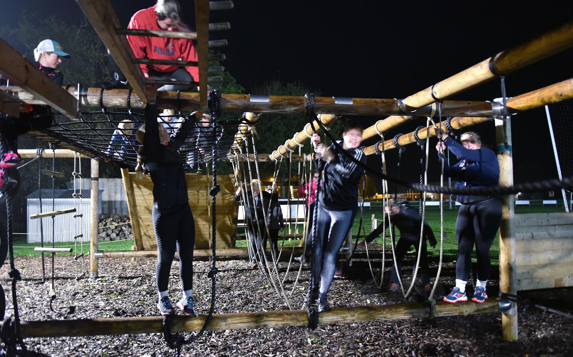 Deelnemers boercamp sluiten pilot af op survivalbaan