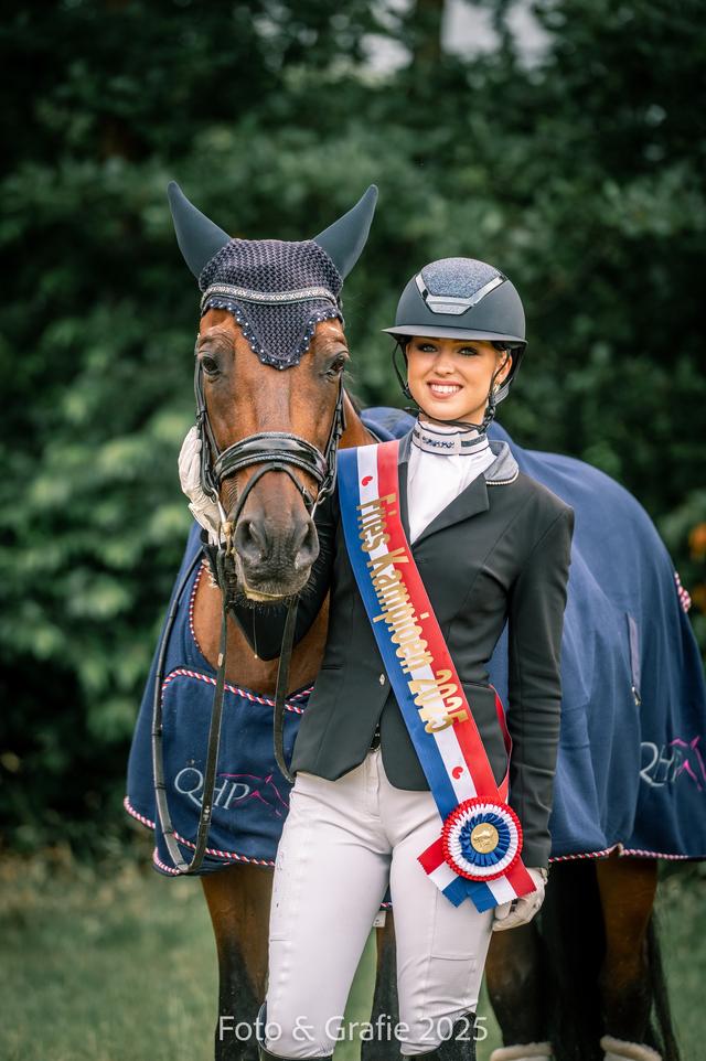 Isabelle Saton met haar pony Capricho.