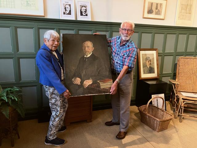 Schilderij van dokter Mulder aangeboden aan Vlechtmuseum in Noordwolde