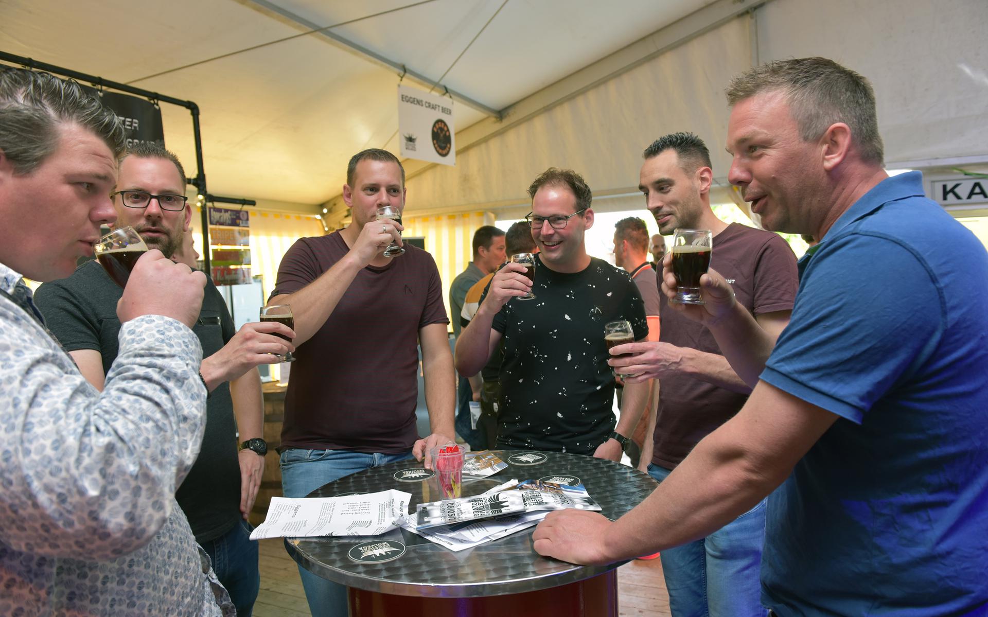 Tijdens het Speciaalbier Festival in Wolvega wordt er naar hartenlust bier geproefd.