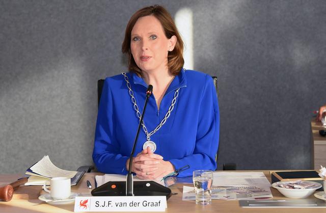 Burgemeester Stieneke van der Graaf gaat met open ogen en oren de samenleving in
