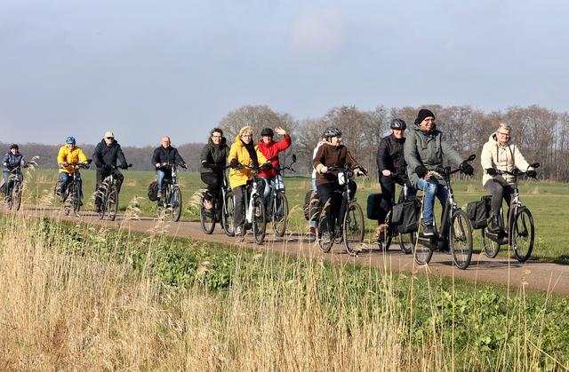 Kleine negentig fietsers starten doortrapseizoen in Steggerda