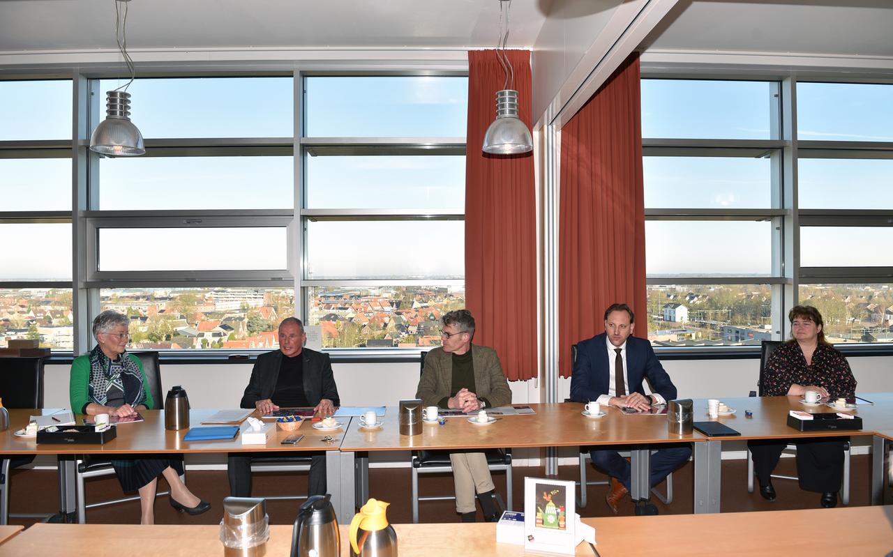 Achter de tafel zaten vooral vijf tevreden collegeleden. Achter de tafel zaten vooral vijf tevreden collegeleden.