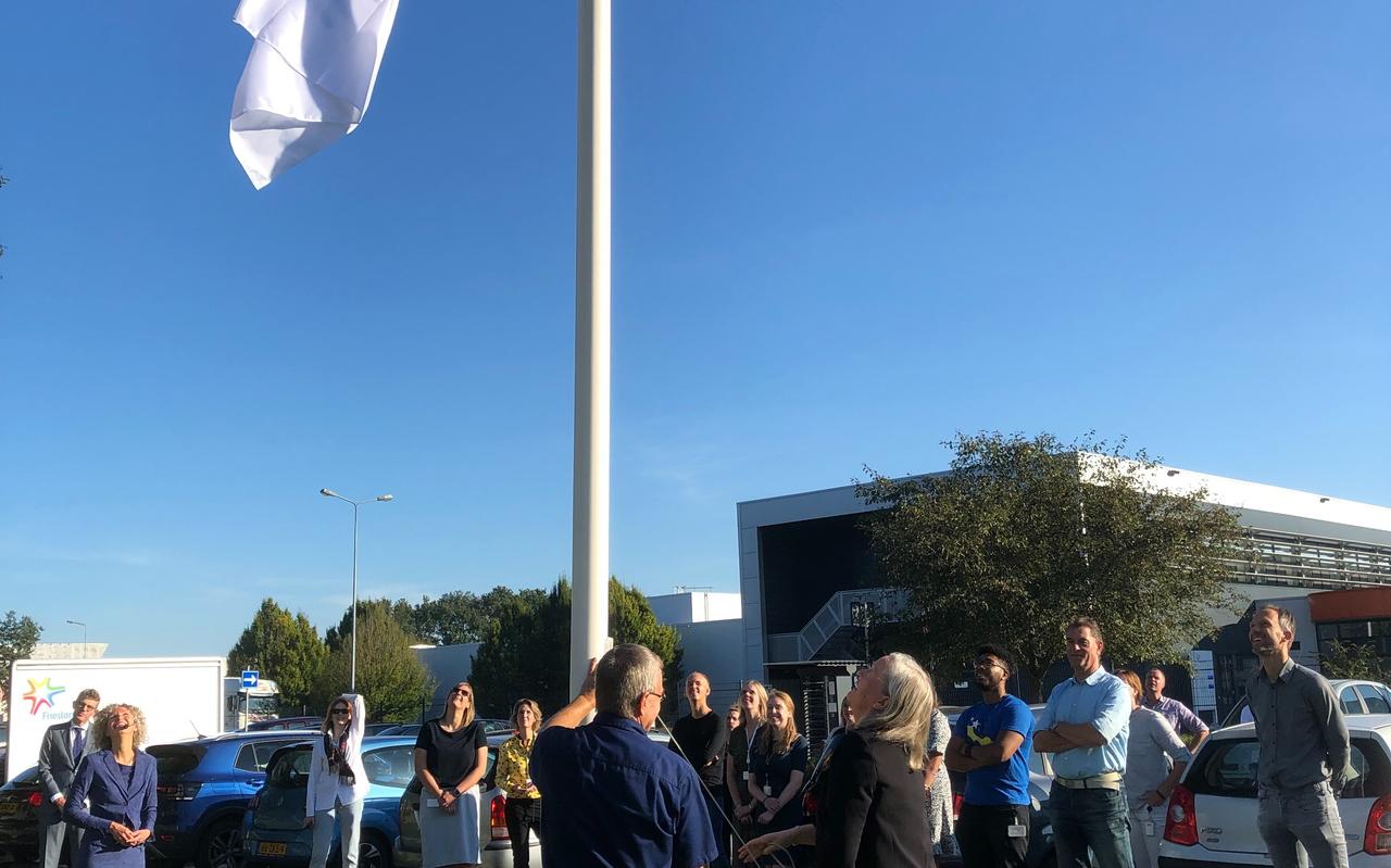 Geraldine Fraser, lid van de executive Board van FrieslandCampina, hijst de vlag.