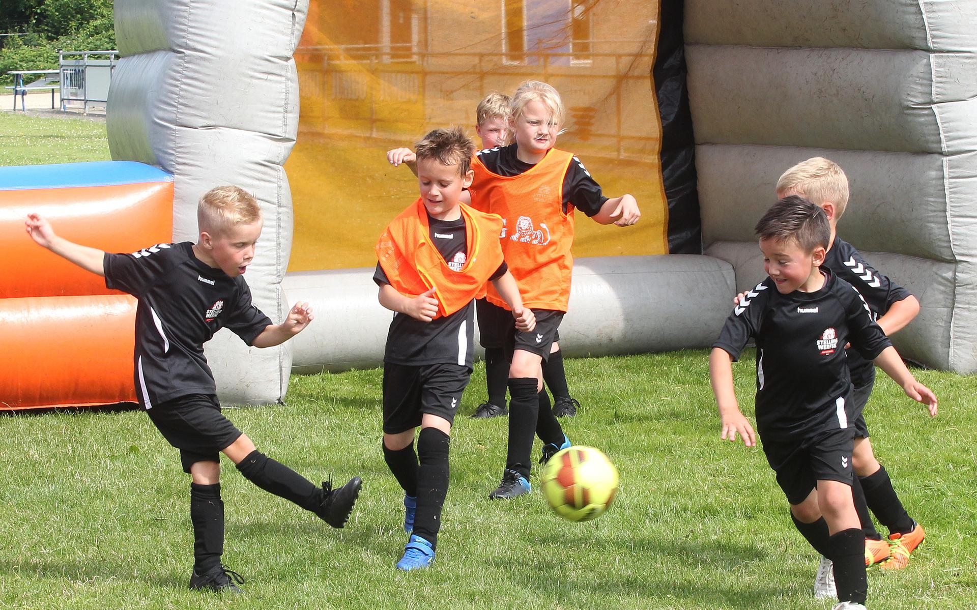Kinderen in actie op de Voetbalweek.