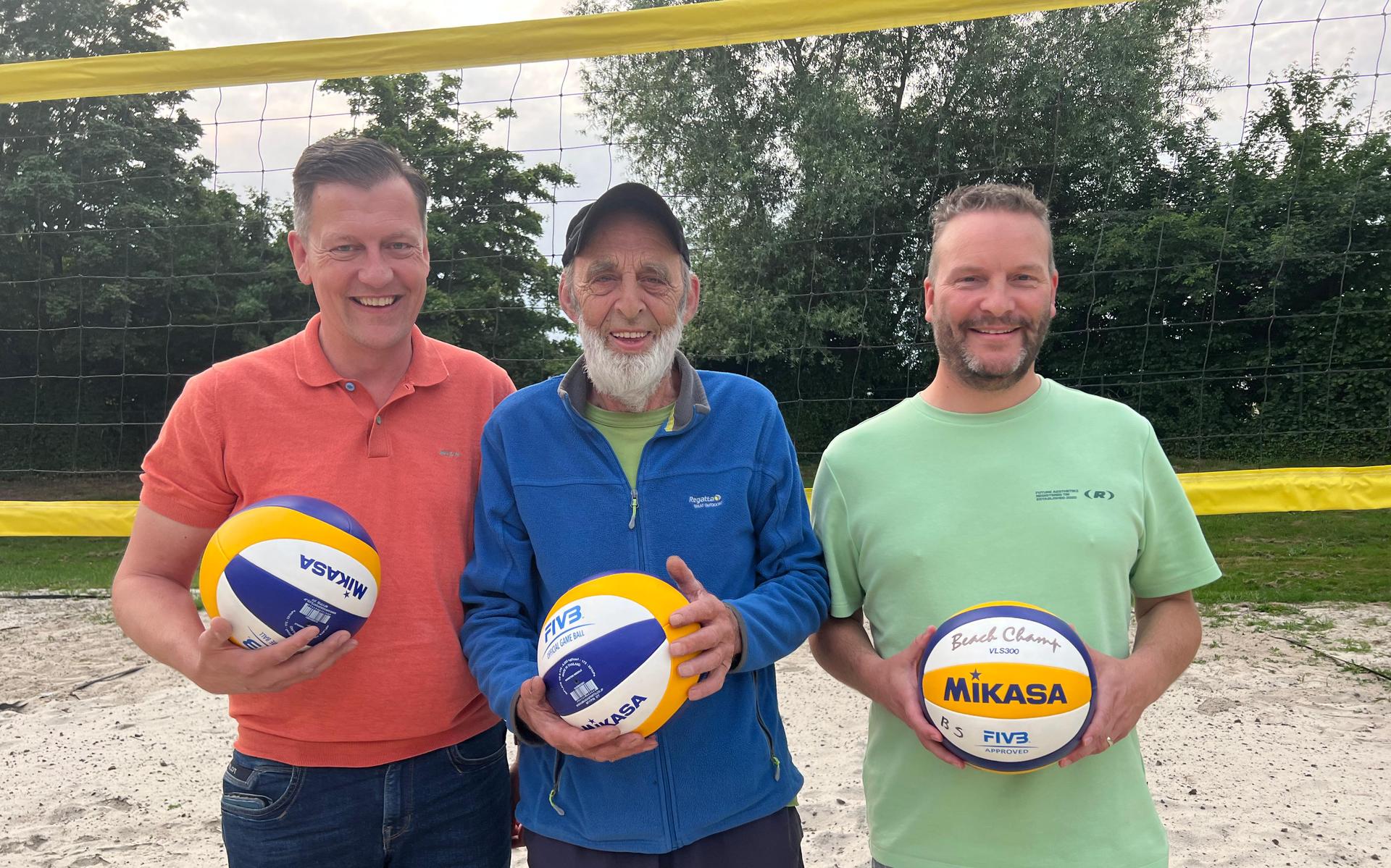 Voorzitter Martijn Snijder, oudste lid Jo de Boer (82) en secretaris Marco de Boer op het beachvolleybalveld bij De Steense. 