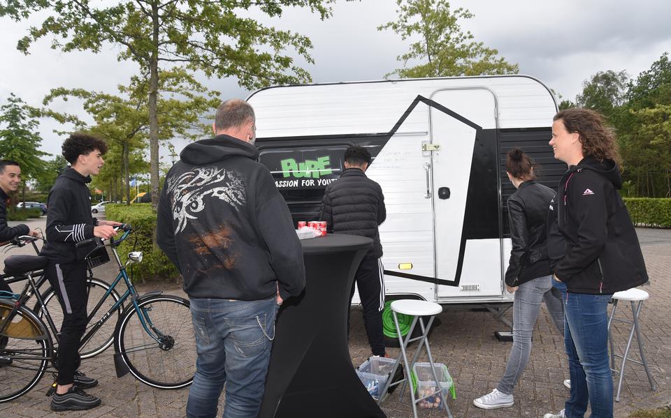 Met een zelf aangeschafte caravan zoekt de groep contact met jongeren.