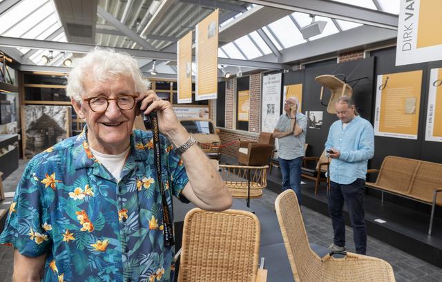 Johan Veenstra sprak de teksten voor de audiotour in het Stellingwerfs in. Samen met Abel Darwinkel (op de achtergrond rechts), directeur van de Stellingwarver Schrieversronte en Harry Komduur, voorzitter van het Dorpsarchief Noordwolde (DAN), kwam hij de nieuwe audiotour beluisteren.