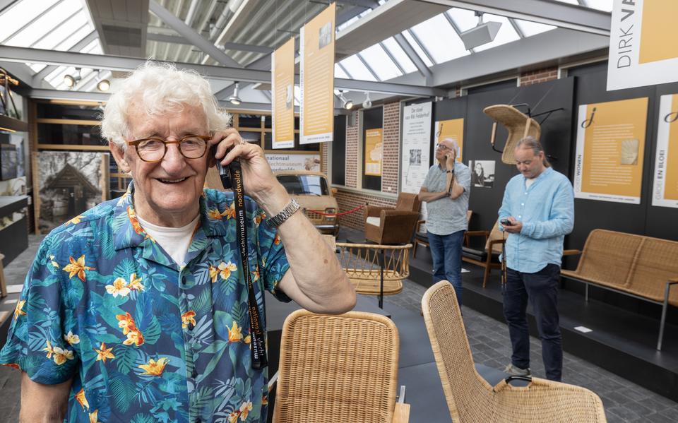 Johan Veenstra sprak de teksten voor de audiotour in het Stellingwerfs in. Samen met Abel Darwinkel (op de achtergrond rechts), directeur van de Stellingwarver Schrieversronte en Harry Komduur, voorzitter van het Dorpsarchief Noordwolde (DAN), kwam hij de nieuwe audiotour beluisteren. 