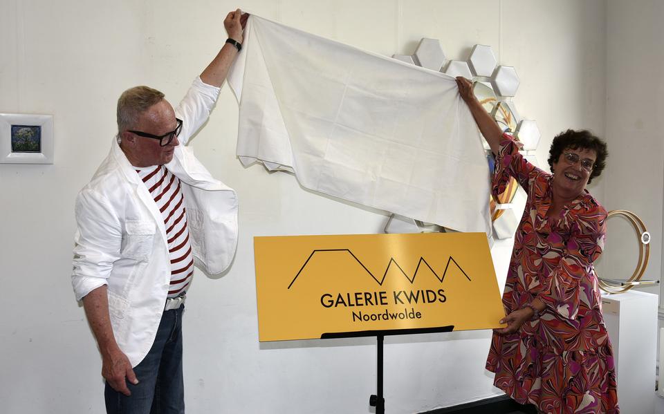 Jan Hendrik Vermeijden en Mirjam Pragt onthullen de nieuwe naam van de kunstlocatie.