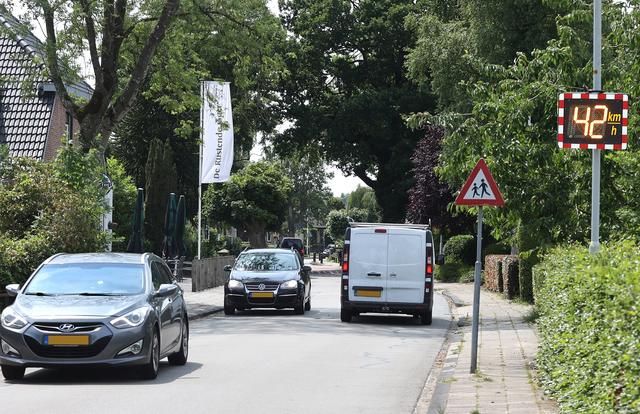 Verkeersdrukte in Oldeholtpade vanwege de afsluiting van de provinciale weg N351.