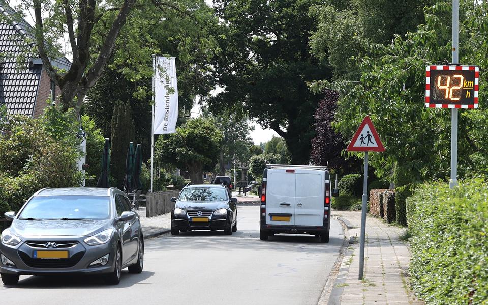 Verkeersdrukte in Oldeholtpade vanwege de afsluiting van de provinciale weg N351. 