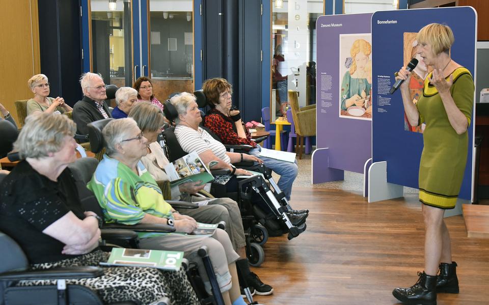 Geja Broers van de stichting Museum Plus Bus komt langs bij de bewoners van Lindestede.