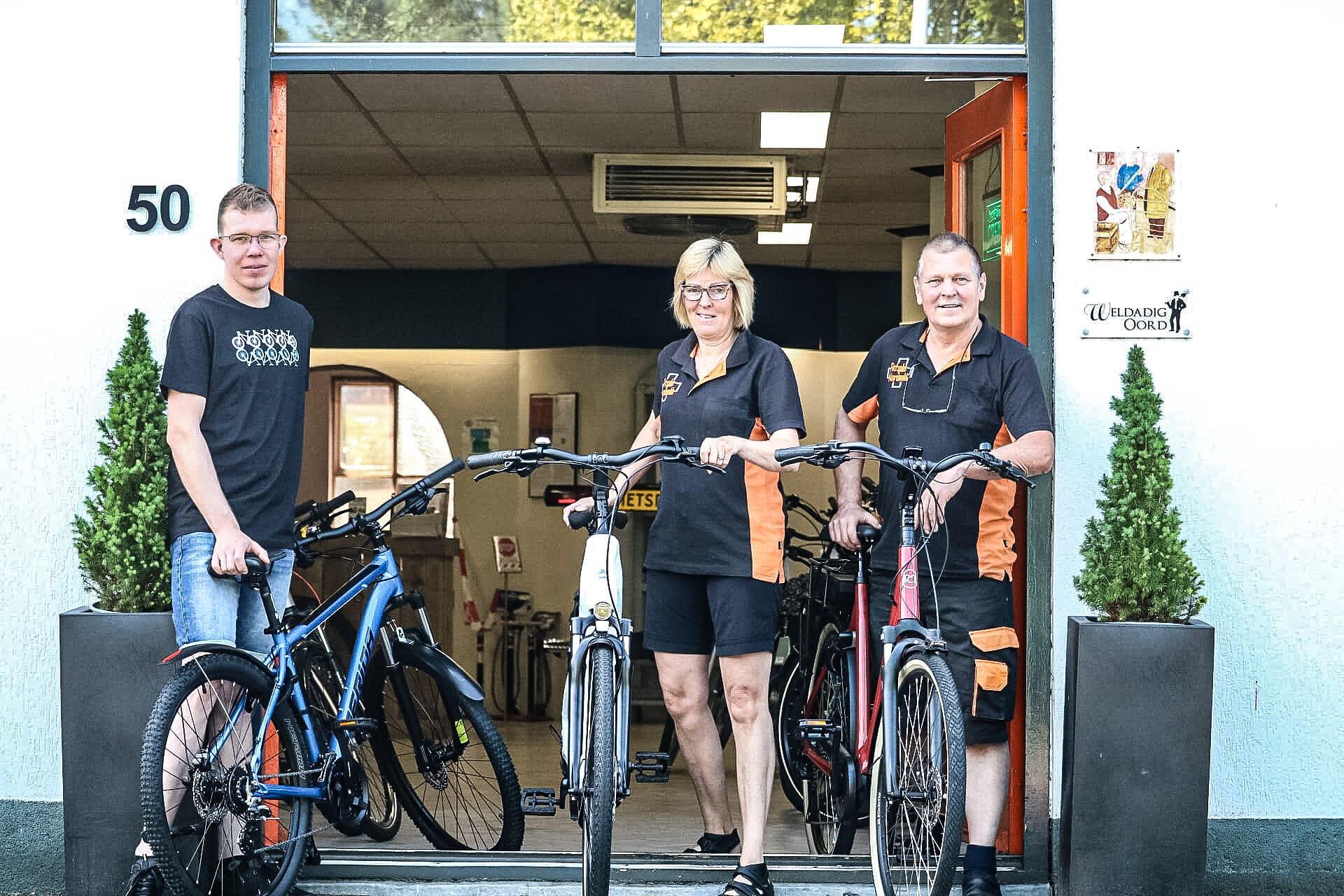 Stefan van der Meer (links) neemt Fietsplus Noordwolde over van Jeanet Wind en Geert Popkema. 