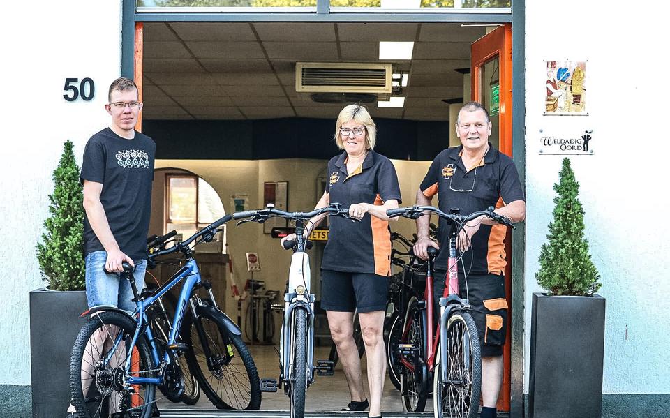 Stefan van der Meer (links) neemt Fietsplus Noordwolde over van Jeanet Wind en Geert Popkema. 