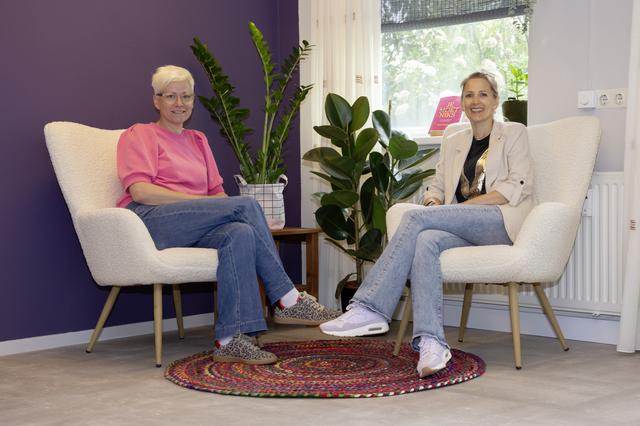 Larisa en Carla in hun nieuwe onderkomen in de Lenna. 