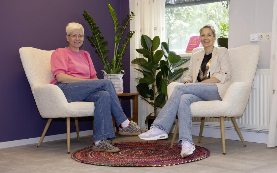 Larisa en Carla in hun nieuwe onderkomen in de Lenna. 