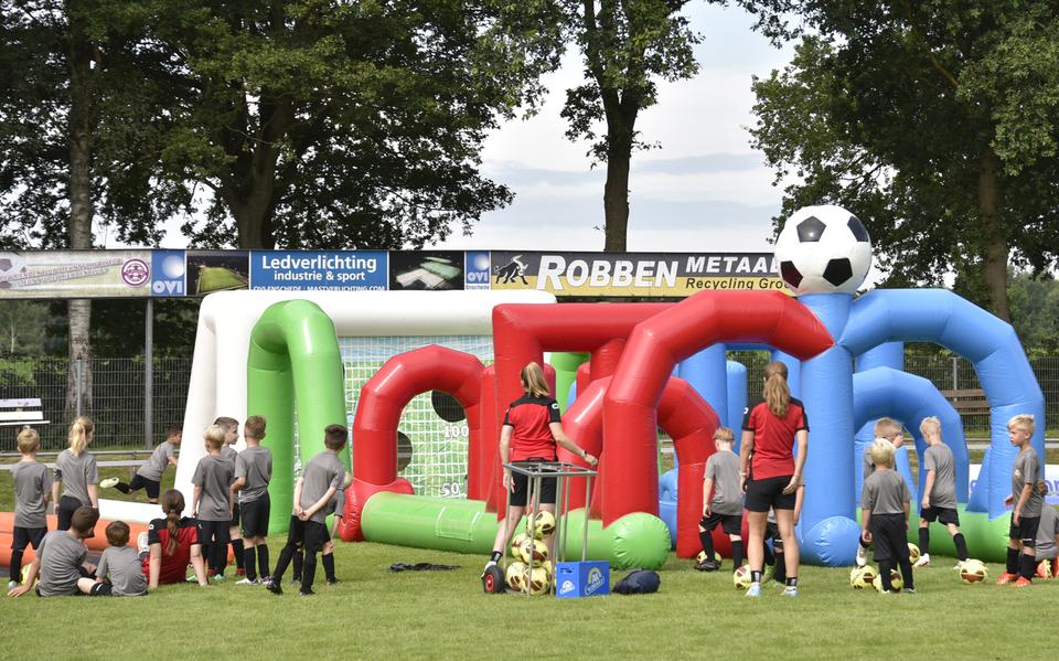 Het initiatief begon om kinderen samen te laten sporten. 