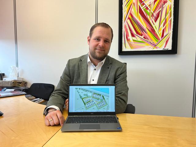 Wethouder Tom Hartog laat het conceptontwerp voor de nieuwe locatie zien.