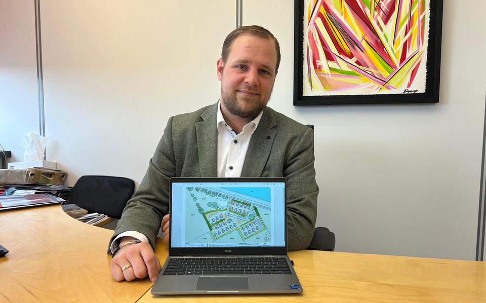 Wethouder Tom Hartog laat het conceptontwerp voor de nieuwe locatie zien.