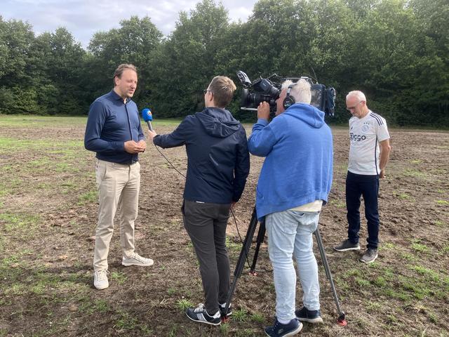 Wethouder Hoen wordt geïnterviewd door Omrop Fryslân, penningmeester Hannes de Vries luistert mee. 