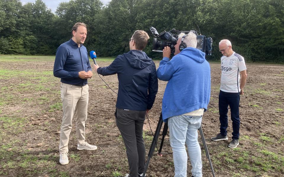 Wethouder Hoen wordt geïnterviewd door Omrop Fryslân, penningmeester Hannes de Vries luistert mee. 