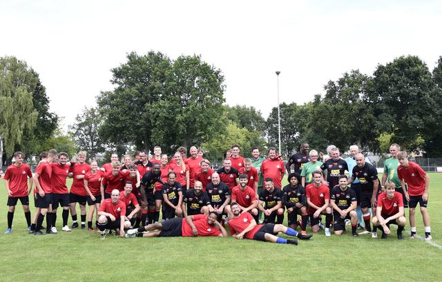 De groepsfoto van de twee teams voorafgaand aan de wedstrijd.
