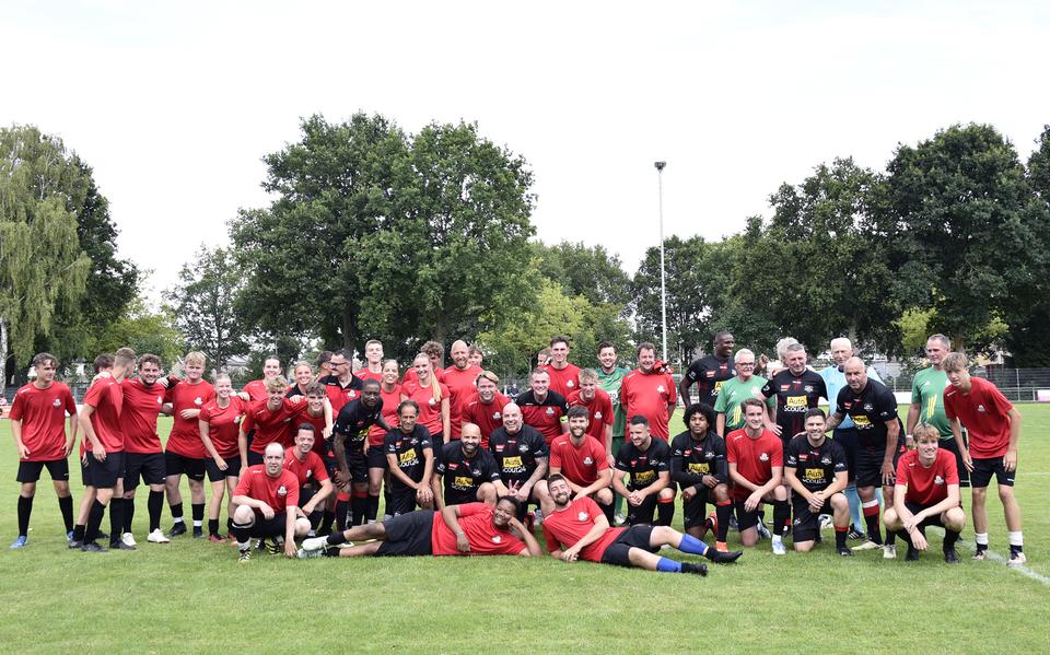 De groepsfoto van de twee teams voorafgaand aan de wedstrijd.