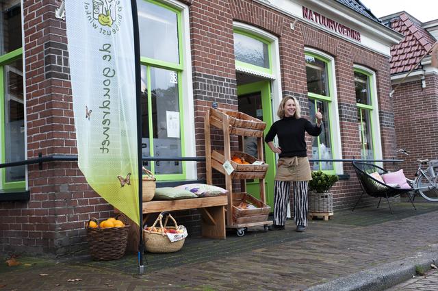 Lia Douma in de deuropening van De Goudrenet. 