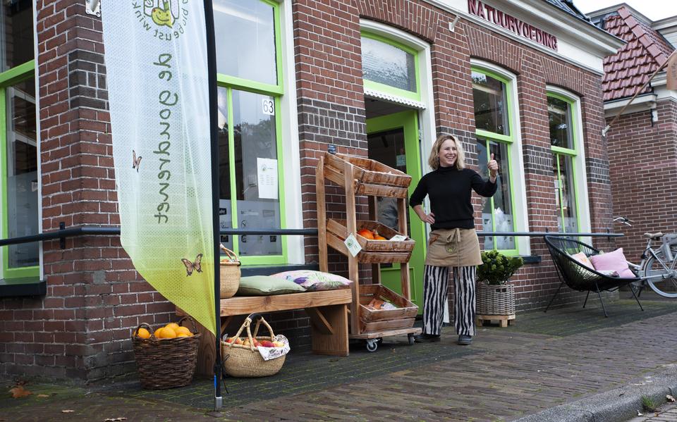 Lia Douma in de deuropening van De Goudrenet. 
