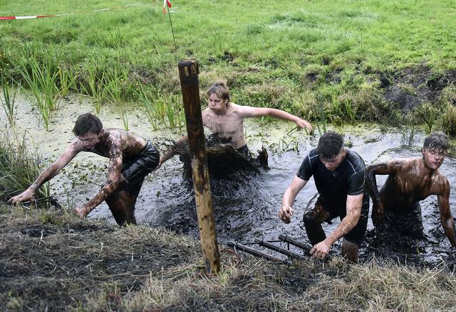 De baggerrace in Oldelamer gaat door de sloten vol met modder. 