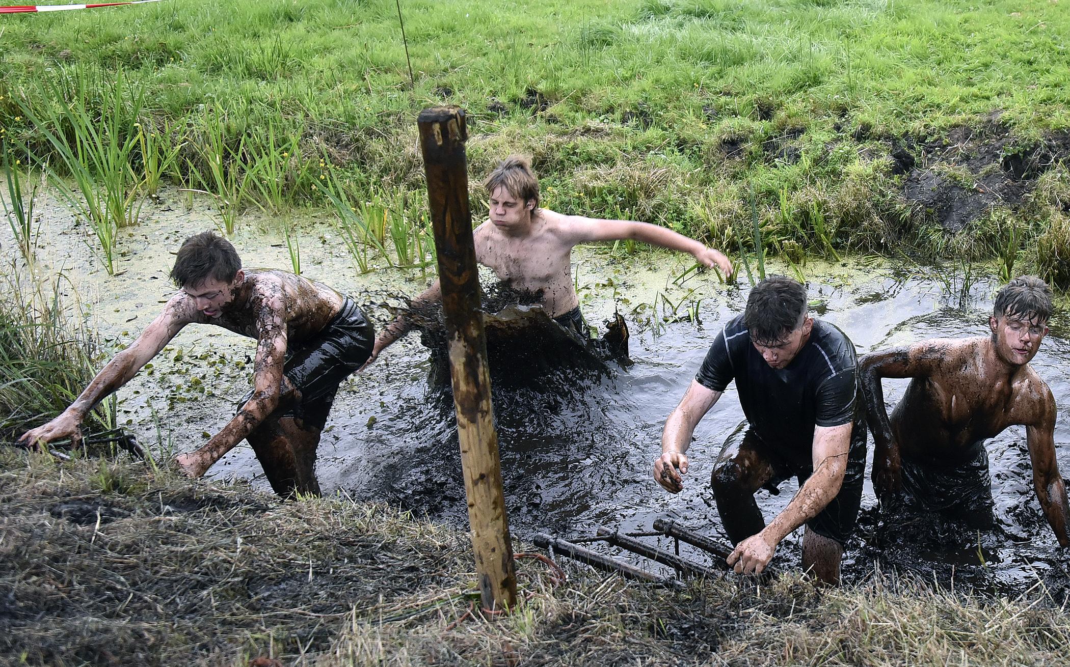 De baggerrace in Oldelamer gaat door de sloten vol met modder. 