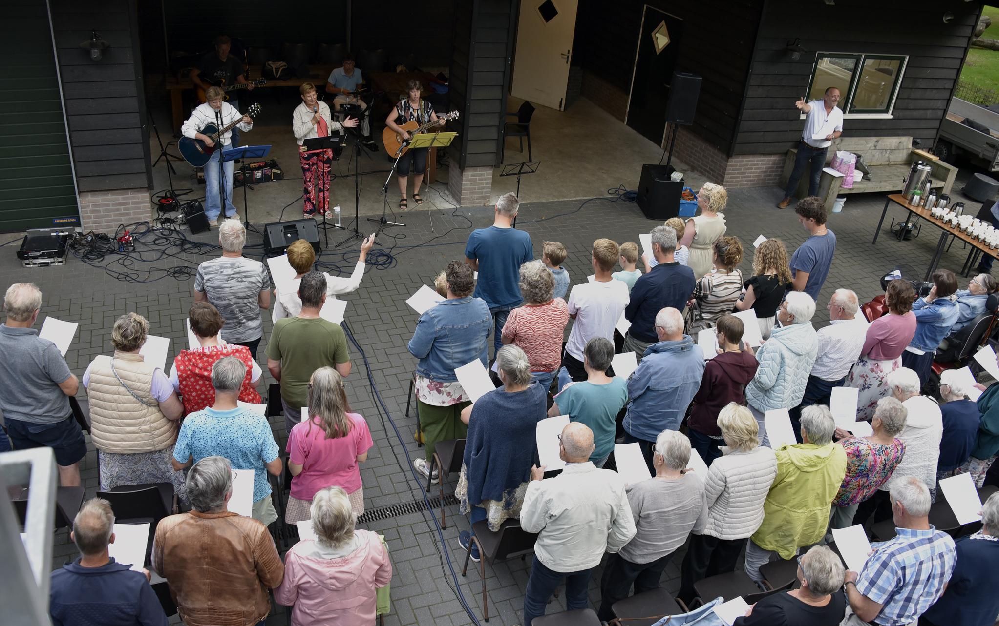 De eerste openluchtdienst bij de Spokeplas in Noordwolde. 