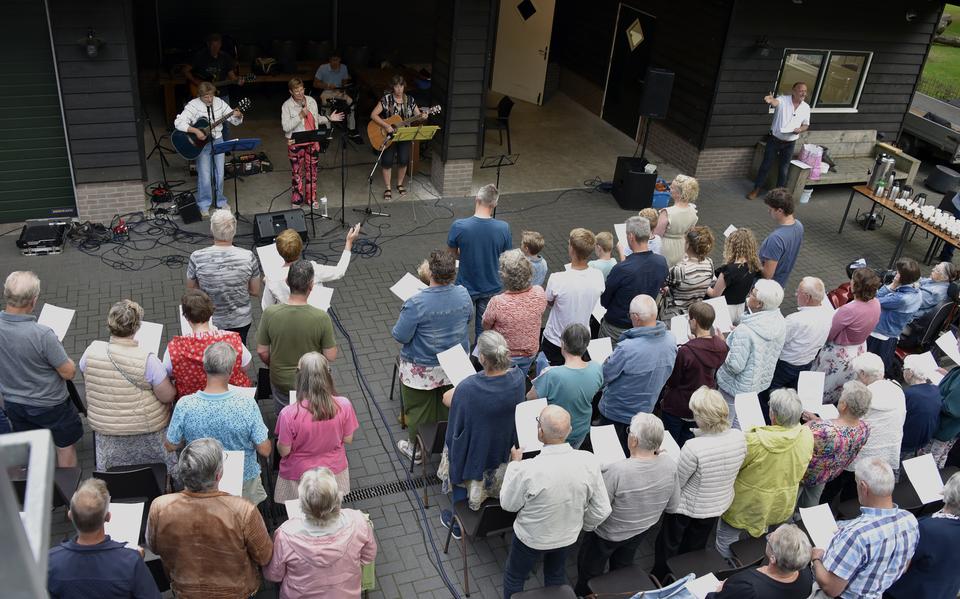 De eerste openluchtdienst bij de Spokeplas in Noordwolde. 