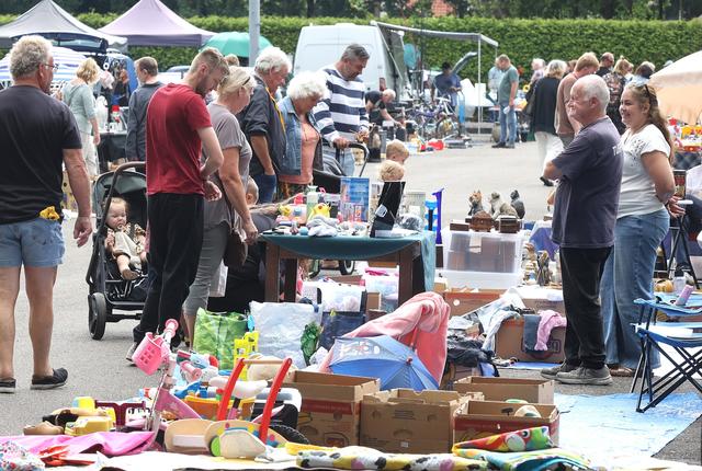 De Rommelmarkt op het Victoriapark in Wolvega.