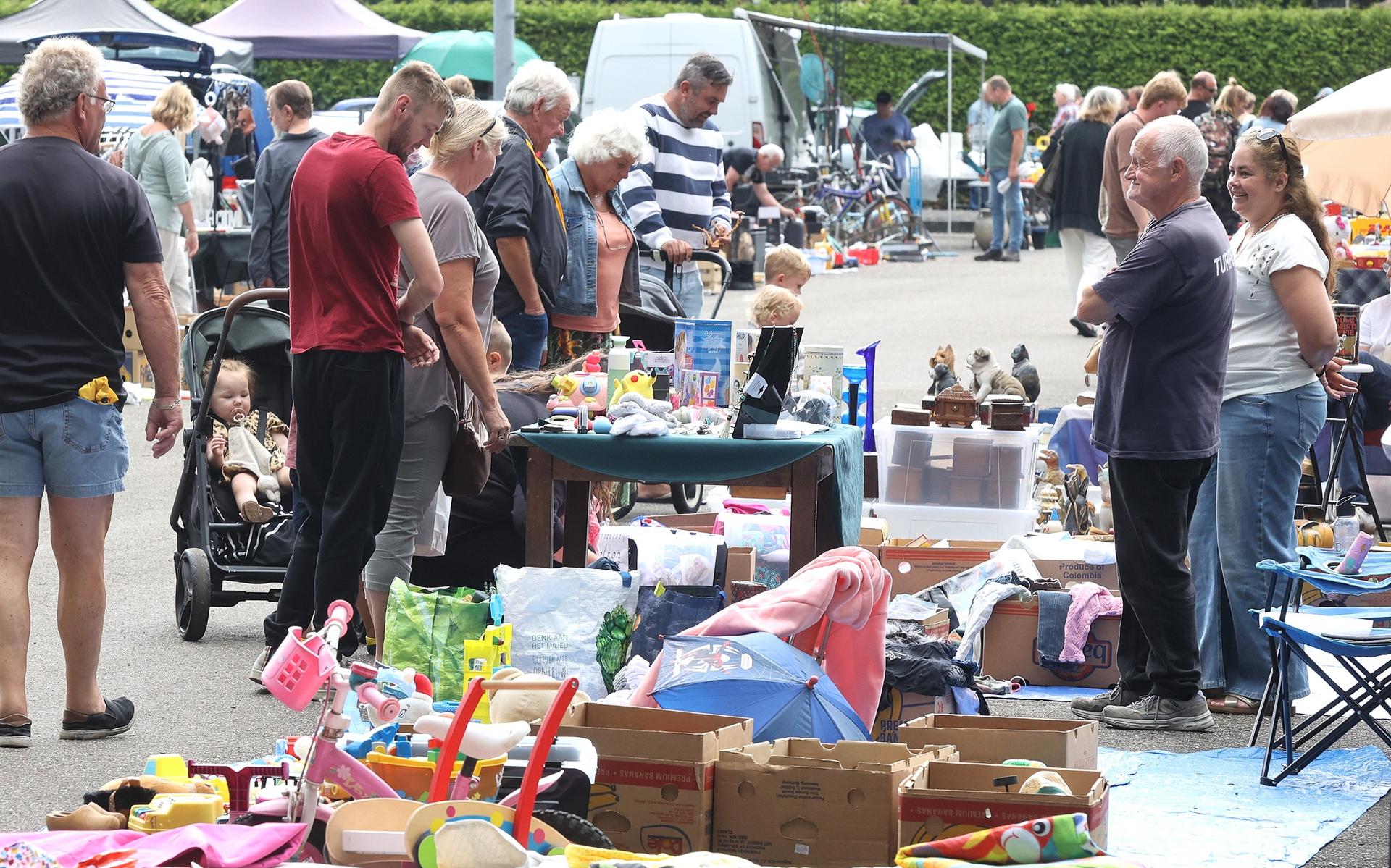 De Rommelmarkt op het Victoriapark in Wolvega.
