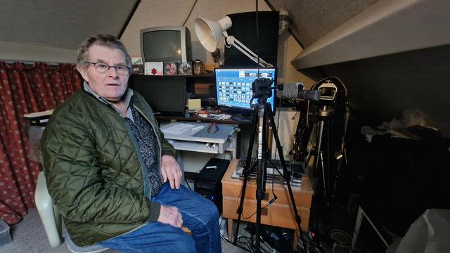 Amateurfilmer Andries van der Veen in zijn filmstudio.