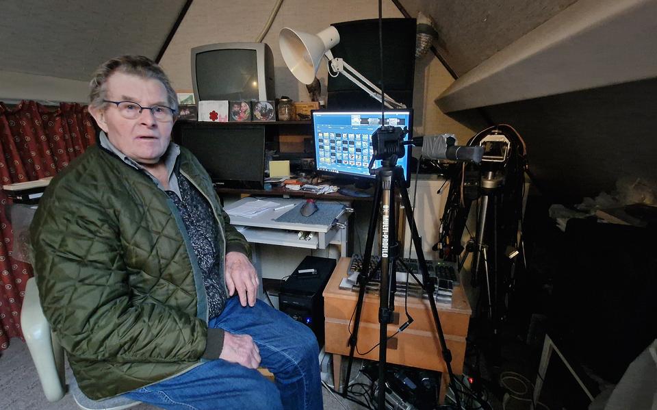 Amateurfilmer Andries van der Veen in zijn filmstudio.