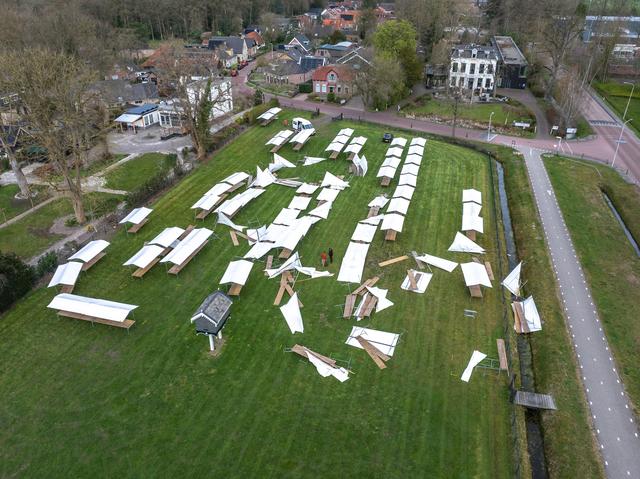 Rukwinden blazen 80 kramen van paasfair Oldeberkoop de lucht in: ‘Een deel is zelfs over de weg gevl