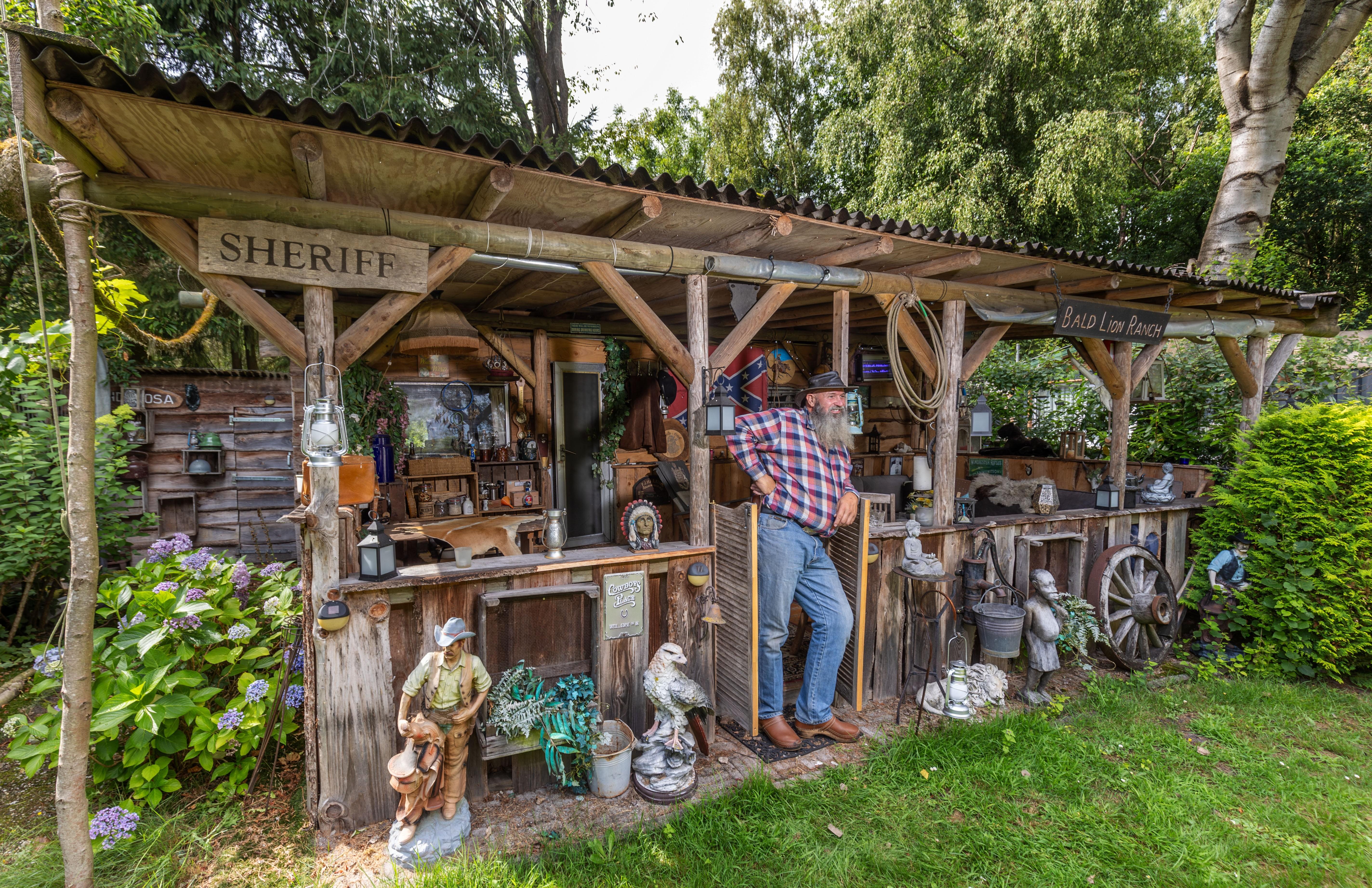 Boudewijn heeft op camping De Twee Provinciën in Elsloo zijn stacaravan omgebouwd in westernstijl.