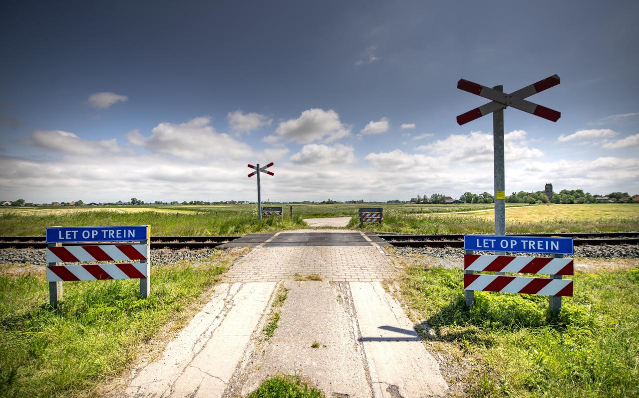 Een onbewaakte spoorovergang aan de Singel bij Boazum. Hier gebeurde in 2021 een dodelijk ongeluk. Een onbewaakte spoorovergang aan de Singel bij Boazum. Hier gebeurde in 2021 een dodelijk ongeluk.