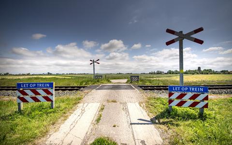 Een onbewaakte spoorovergang aan de Singel bij Boazum. Hier gebeurde in 2021 een dodelijk ongeluk. 