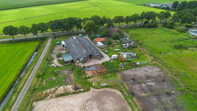 Een woning aan de Weperpolder in Oosterwolde is gesloten nadat er 72 verwaarloosde honden werden aangetroffen.