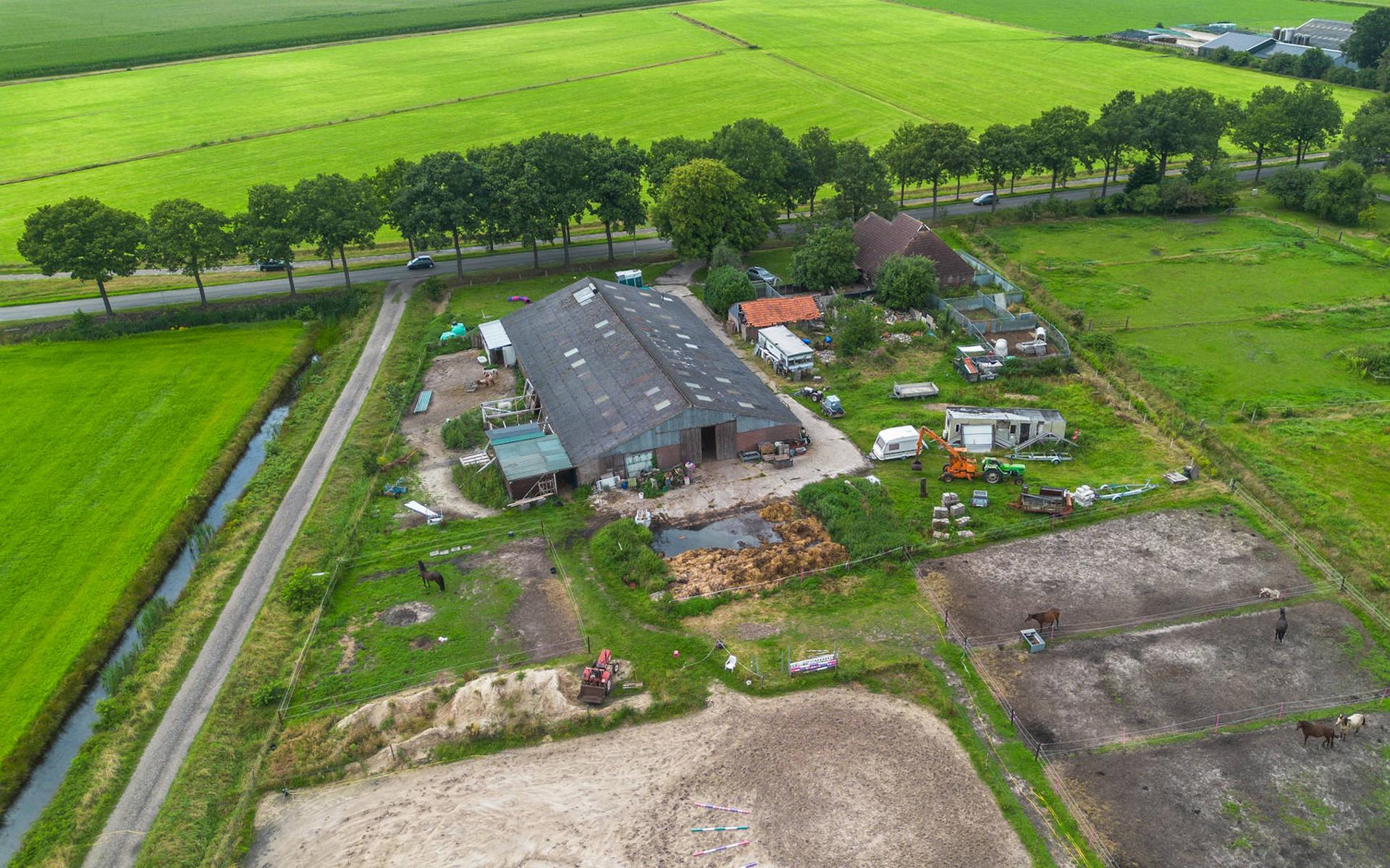 Een woning aan de Weperpolder in Oosterwolde is gesloten nadat er 72 verwaarloosde honden werden aangetroffen.
