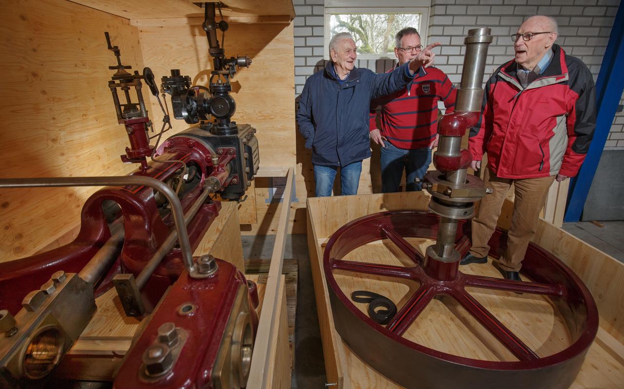 De oude stoommachine uit de toenmalige melkfabriek in Oldeberkoop is terug in het dorp. Op de foto initiatiefnemers Willem Zwier (blauw) en Jan Kroes. In het midden staat Willem de Vries, die als 15-jarige vakantiekracht in de zomer van 1971 de machine bediende. Wilem Zwier wijst de stang aan die hij met een hand-ijzerzaag in moest korten. Hij was er een dag mee bezig. De oude stoommachine uit de toenmalige melkfabriek in Oldeberkoop is terug in het dorp. Op de foto initiatiefnemers Willem Zwier (blauw) en Jan Kroes. In het midden staat Willem de Vries, die als 15-jarige vakantiekracht in de zomer van 1971 de machine bediende. Wilem Zwier wijst de stang aan die hij met een hand-ijzerzaag in moest korten. Hij was er een dag mee bezig.