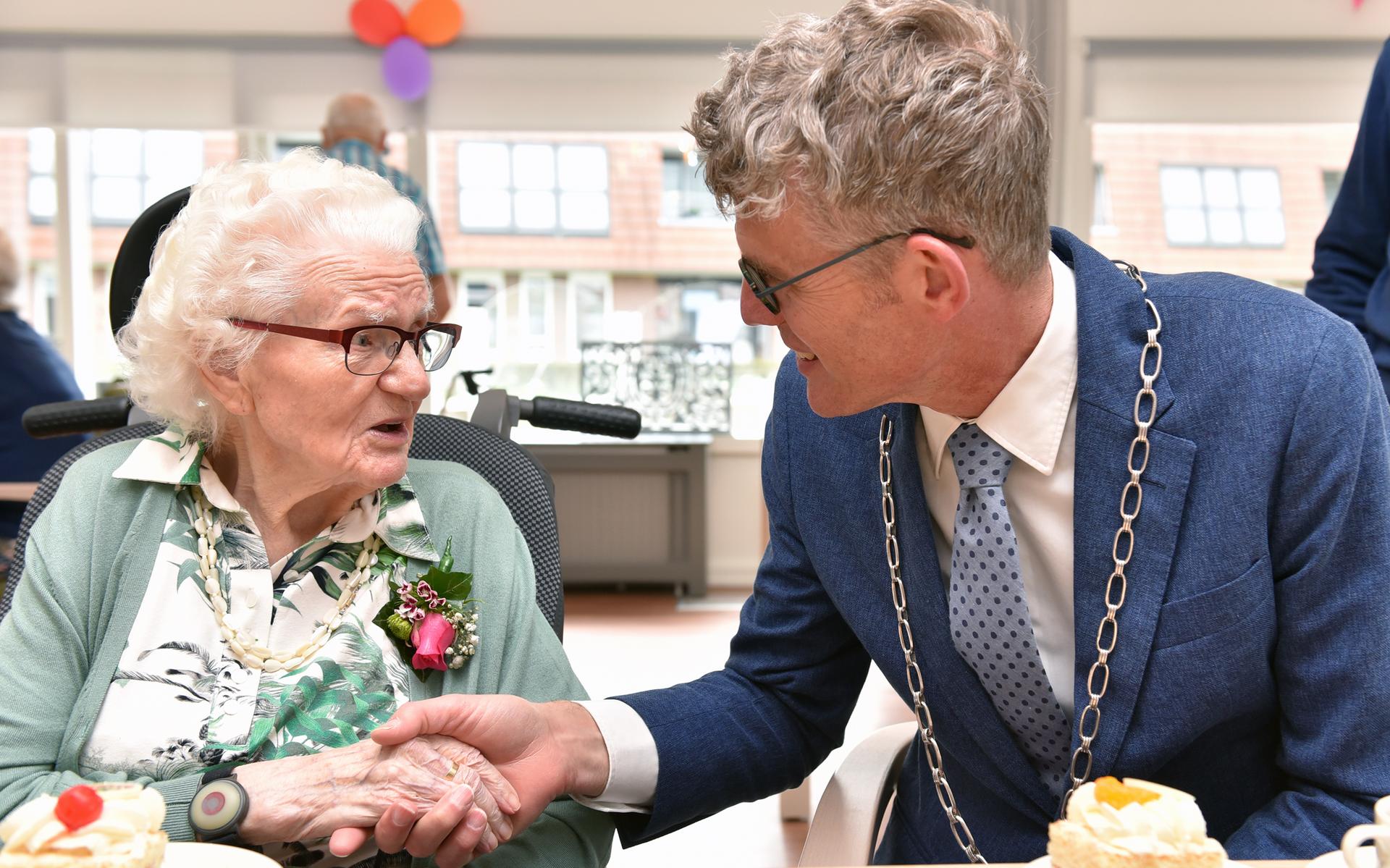 Burgemeester André van de Nadort feliciteert Anna Kemper-Mulder.