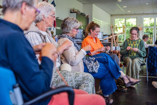 Floor (41) uit Elsloo organiseert ‘World Knit in Public Day’ in Oldeberkoop: ‘Breien heeft iets medi