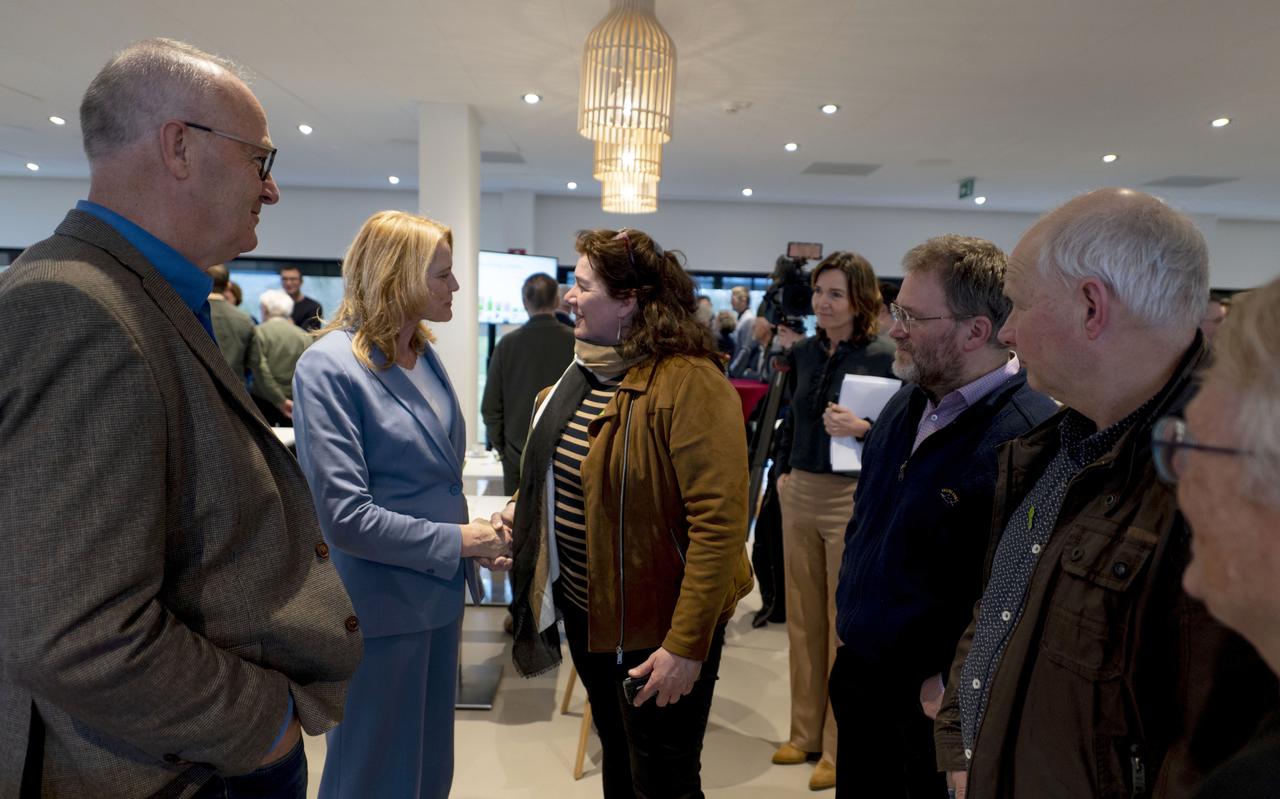 Midden: dijkgraaf Luzette Kroon (links) in gesprek met lijsttrekker Alice van Gosliga van BBB. Aan de linkerzijde Sjoerd Galema (CDA). Foto: Jacob van Essen